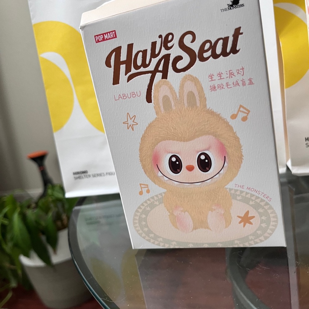 LABUBU have a seat (ZIZI)